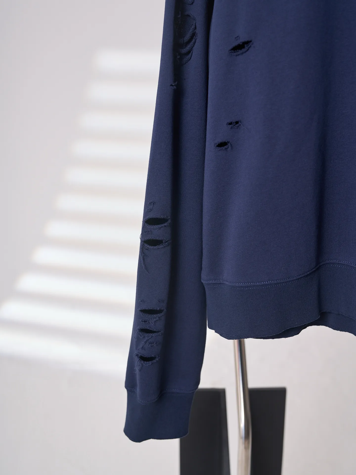 [Real auction] Acne Studios distressed distressed logo printed sweatshirt sweatshirt [In Stock] S M L XL custom etched soft raw cotton fleece, fluffy and soft, comfortable and skin-friendly, deep navy blue, quiet and restrained, matte fog base color, symbiosis with destroyed texture, Retro pioneer style, denim rivet style logo printing on the chest, replica of the old steel seal embossed texture, the color tone will naturally fade with the washing of the garment, no noise The core of the brand spirit has been imprinted on the whole body. Artificially torn holes are arranged in many places. The raw edges of the rips are stretched wantonly. The wear traces eroded by time are reproduced. The regular shackles of traditional garments are dissolved through deconstruction. The decadent street aesthetics and Nordic minimalist design genes are integrated to create outstanding avant-garde garments. Glue printing is used. The chest printing has been revised three times by the film screen. Use glue liquid paint to print the pattern on the fabric. Bake the fabric to fix the printing pattern. Many parts of the body of the garment are worn and worn by pure manual labor. Manual brush marks are added to the surface of the garment to add texture and depth to imitate the texture of natural wear. The fabrics have been fermented and washed to give a better hand feel and texture. It is not easy to deform, shrink or fade. It maintains long-term beauty and a loose fit.